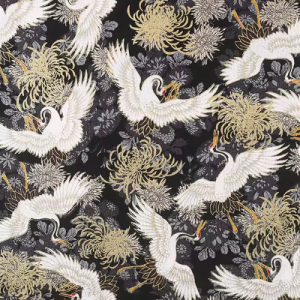 Stoff mit schwarzem Hintergrund, weißen Kranichen und goldenen Blumen