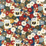 Stoff mit blauem Hintergrund, bunten Blumen und stilisierte japanische Winkekatzen