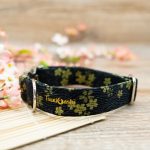 Schwarzes Halsband mit Wellenmuster, silberner Schnalle und goldenem Kirchblütenmuster