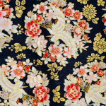 Schwarzer Stoff mit goldenen Kraniche und Blüten und rosa und roten Blumen