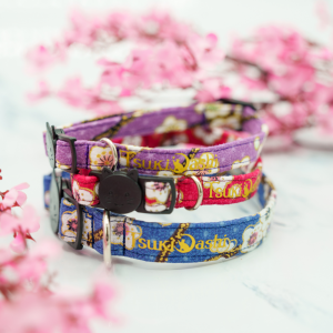 Das unterste ist Lila mit Muschelmuster, das darüber Blau mit weißen Blumen und das oberste Rosa.