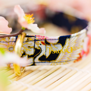 Halsband in 2,5cm breite in schwarz mit Kranichen und Blumen drauf, die in Kreisen angeordnet sind