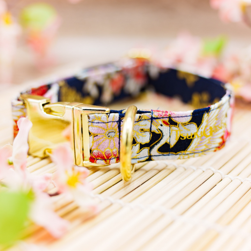 Halsband in 2,5cm breite und mit Messing und Goldbeschlägen in schwarz mit Kranichen und Blumen drauf, die in Kreisen angeordnet sind