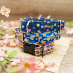 Drei TsukiAshi Halsbänder aus Softshell. Die Designs stammen aus der kreativen Hand von TsukiAshi und Pawstar und sind einzigartig. Das obere Halsband zeigt Konpeito, das darunter Shibas und blaue Welle und das unterste ist ein Halloween Stoff mit kleinen geistern und Vampirshibas