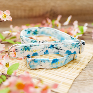 Zwei helle Halsbänder ie aufeinader gestapelt sind. Beide Halsbänder bestehen aus dem hellen Stoff Tamashii to Hokori. Der Hintergrund ist weiß und auf dem Stoff sind blaue Berge und Blüten zu sehen