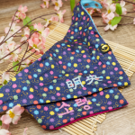 Zwei TsukiAshi Halstücher zum Knöpfen aus dem Stoff Konpeito, der glaue japanische Süßigkeiten Stoff aus der kreativen Ader von TsukiAshi. Die Halstücher sind mit Schriftzeichen bestickt. Einmal auf japanisch in Kanji mit Akio und einmal auf Koreanisch Sorang.