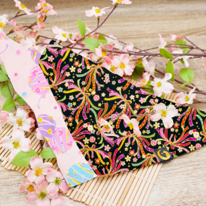 Zwei Halstücher von TsukiAshi aus der Saya Kollektion. Das vordere Halstuch ist aus dem schwarzen japanischen Stoff Hatsumode Noshi Schwarz und das dahinter aus dem rosa japanischen Stoff Omatsuri