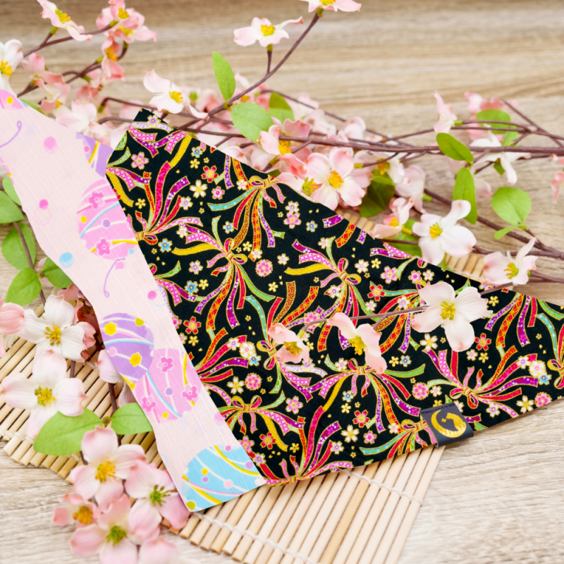 Zwei Halstücher von TsukiAshi aus der Saya Kollektion. Das vordere Halstuch ist aus dem schwarzen japanischen Stoff Hatsumode Noshi Schwarz und das dahinter aus dem rosa japanischen Stoff Omatsuri