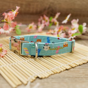TsukiAshi Halsband aus dem blau farbenden japanischen Stoff Furin Hellblau mit Edelstahlbeschlägen