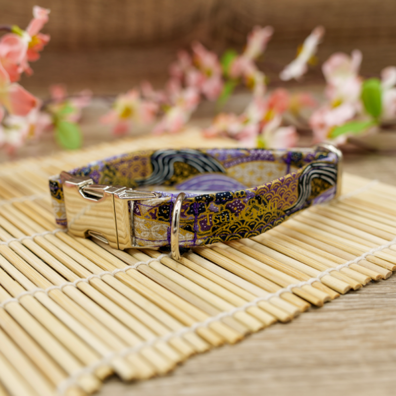TsukiAshi Halsband aus dem lila gold farbenden japanischen Stoff Yama mit Edelstahlbeschlägen