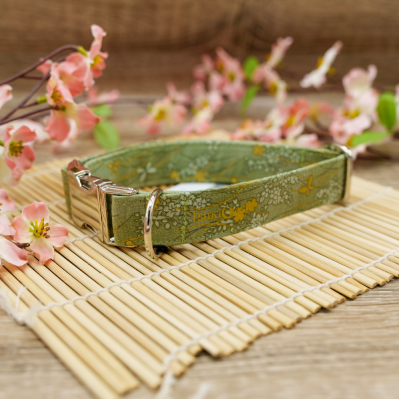 TsukiAshi Halsband aus dem grün gold farbenden japanischen Stoff Shinrin Yoku mit Edelstahlbeschlägen