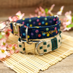 Zwei TsukiAshi Halsbänder aus Softshell. Die Designs stammen aus der kreativen Hand von TsukiAshi und sind einzigartig.. Das obere Halsband ist aus einem blauen Stoff mit Konpeito muster drauf und das untere aus einem beige/grünen Stoff, der an die Cha chaan teng aus Hongkong erinnert