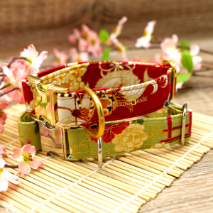 Zwei TsukiAshi Halsbänder aus japanischen Stoffen. Das obere Halsband ist aus einem roten Stoff namens Hyakka Ryouan Vermillion und das untere aus einem grünen Stoff namens Kitsune grün.